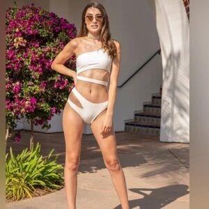 Ris-k (Now Dippin’ Daisy’s) White Crossing cut out One Piece Swimsuit Medium